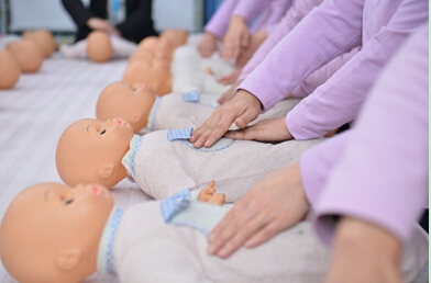 日本女人找大吊草才爽月嫂培训班多少钱？现在月嫂职业前景怎